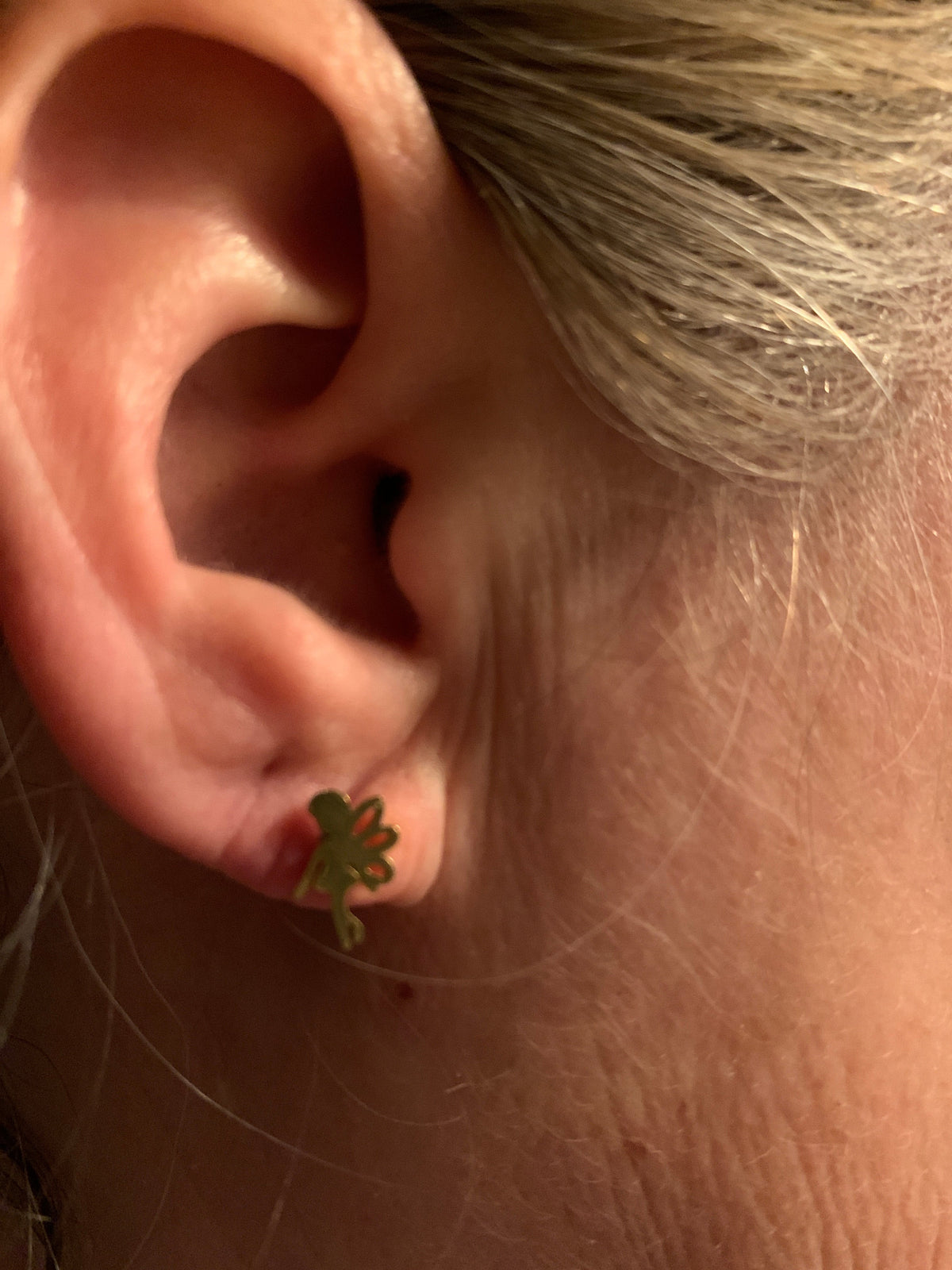 Vrouw Met Groen Blad In Oor, Gouden Elfjesoorbellen Staal 9x6mm.