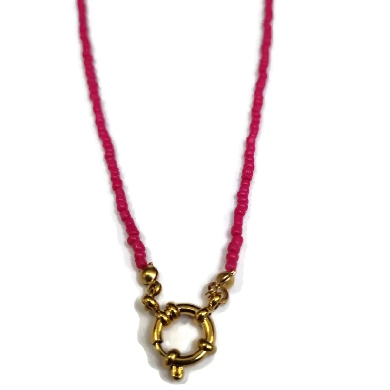 Een roze ketting met een gouden sluiting