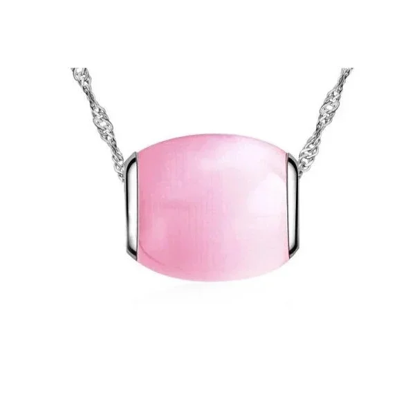 Een hanger van roze jade met een diamanten accent