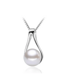 Een witte parel hanger met een zilveren ketting