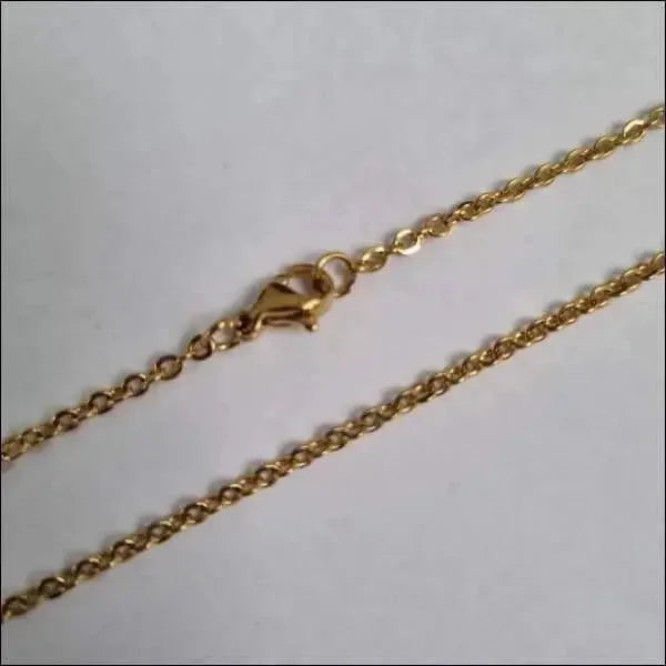 Een gouden ketting met een klein slotje