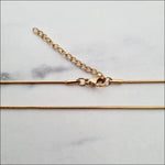 Een gouden schakelarmband met sluiting