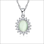 Een hanger van witte jade met diamanten