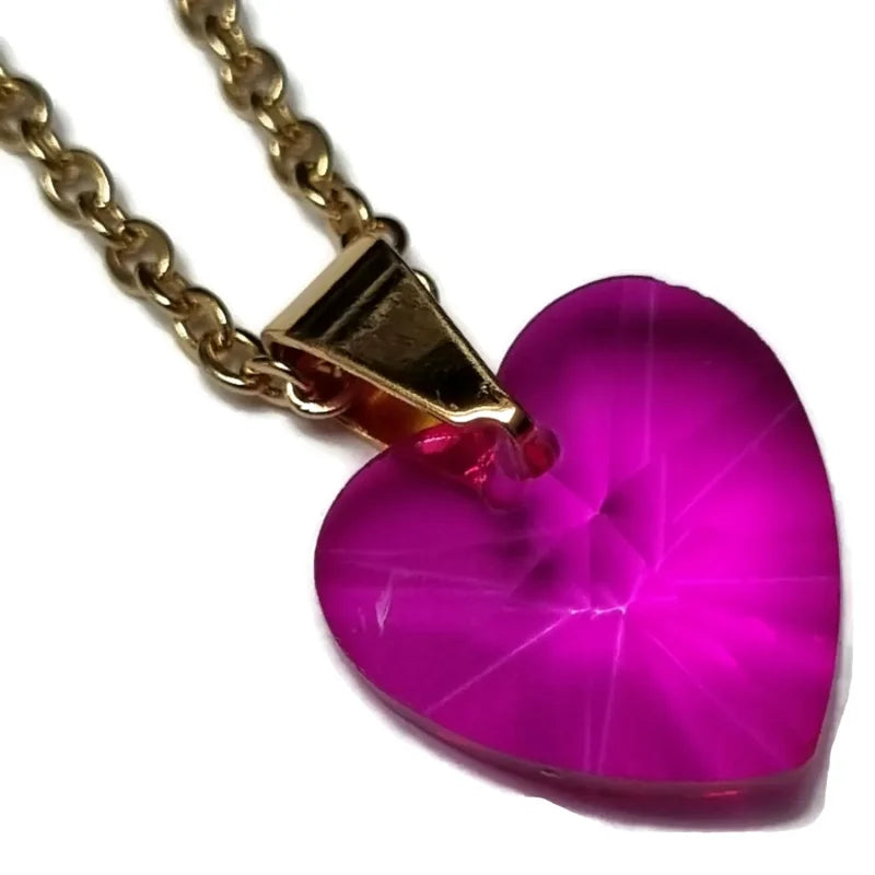 Een roze hartvormige ketting met een gouden ketting