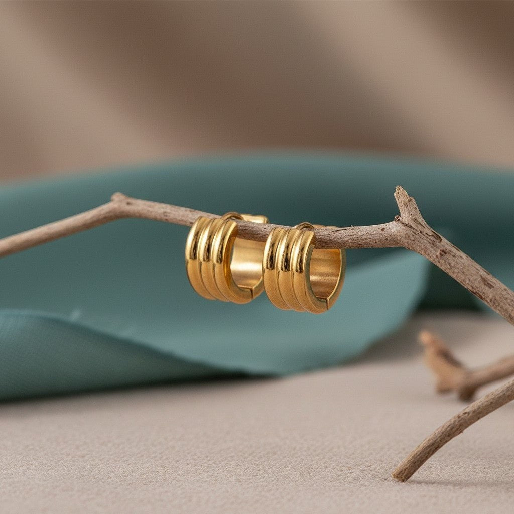 Kleine RVS Oorringen met Streepdesign Goudkleur 13mm - Aramat Jewels - Oorringen - cadeautip