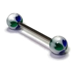 Een close-up van een paar chirurgisch stalen barbells met een groen en blauw ontwerp