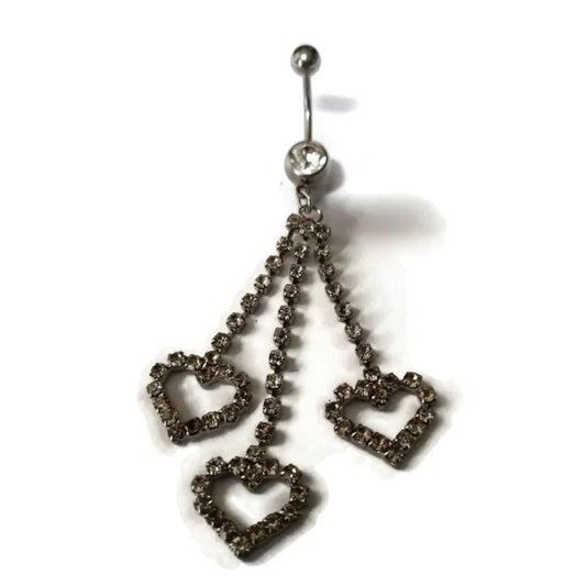 Een paar oorbellen met een hartvormig ontwerp