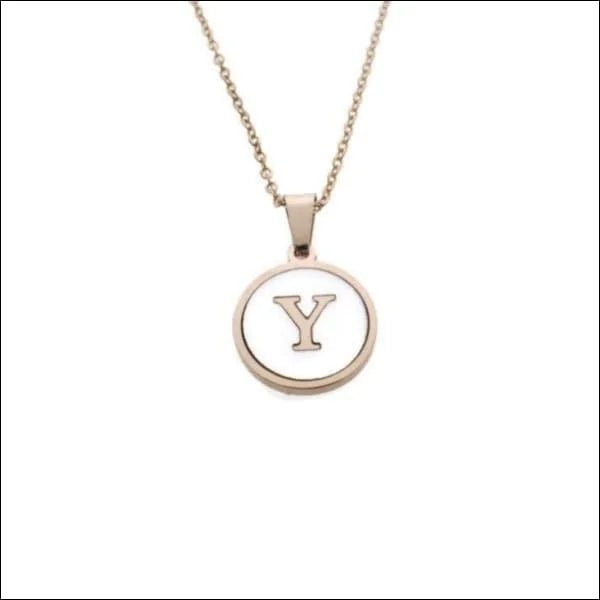 Een gouden ketting met een letter y erop