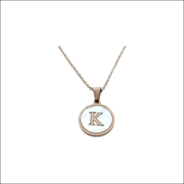 Een ketting met een letter k erop