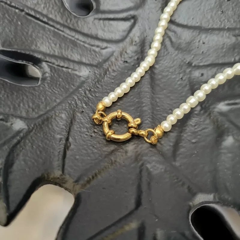 Een parelketting met een gouden sluiting
