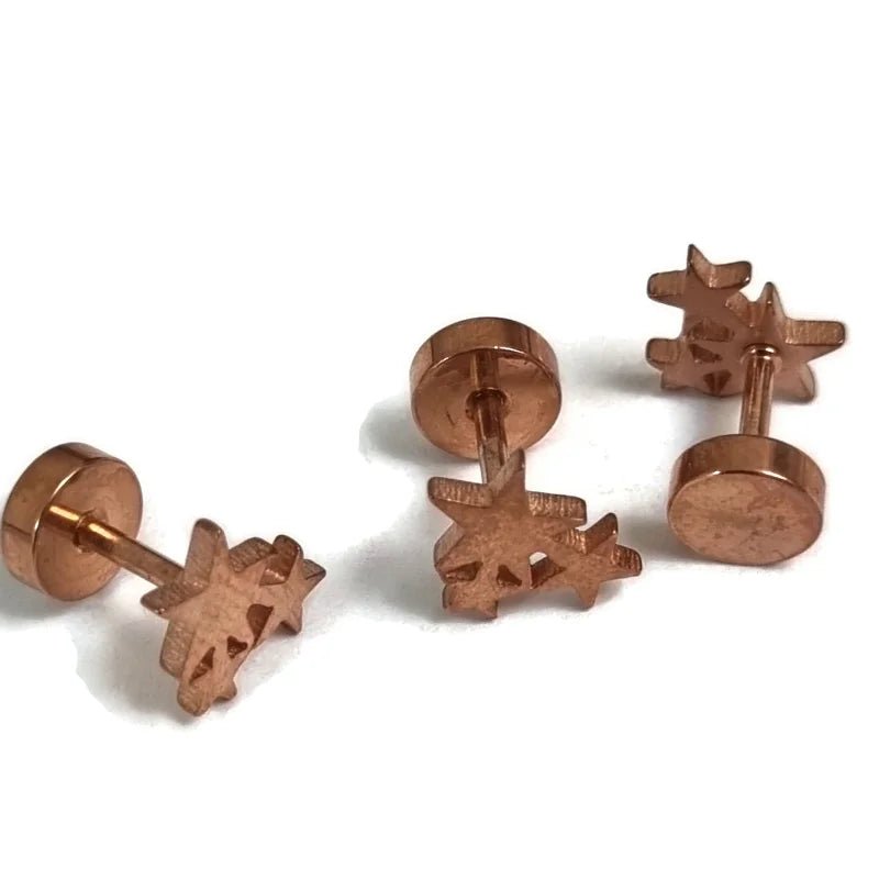 Een paar koperkleurige metalen studs