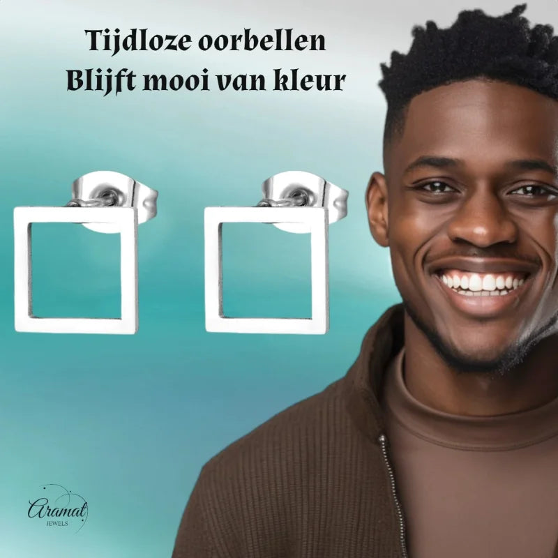 Vierkante zilveren oorbellen.