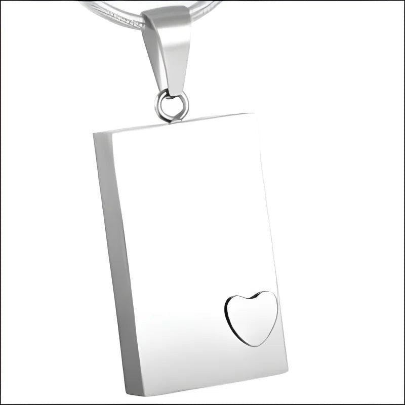 Een witte vierkante hanger met een hart erop