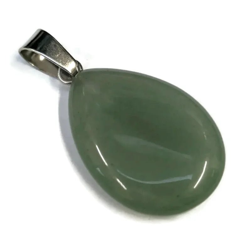 Een jade hanger met een zilveren ring