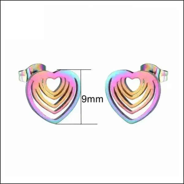 Regenboogkleurige hartvormige oorbellen met concentrische hartlagen.