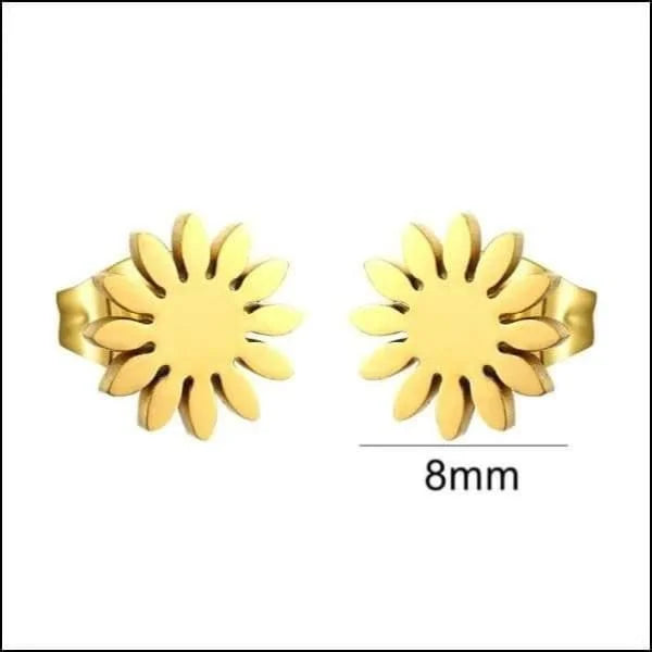 Een paar gouden oorbellen met een bloemmotief