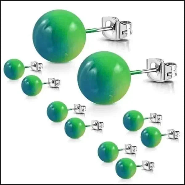 Een set groene ballen met zilveren studs