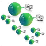 Een set groene ballen met zilveren studs