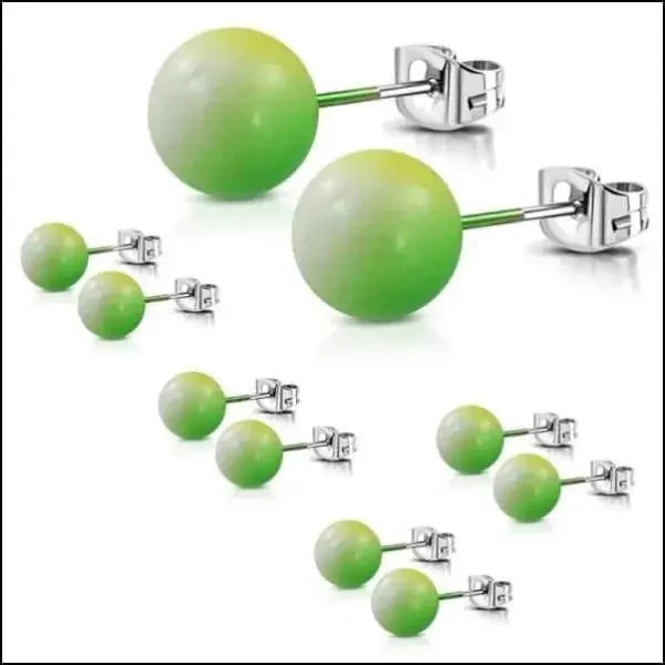 Een set van vier groene jade bol oorbellen