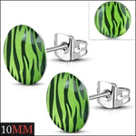 Een paar stud oorbellen met groene zebraprint en een zilveren oorstift