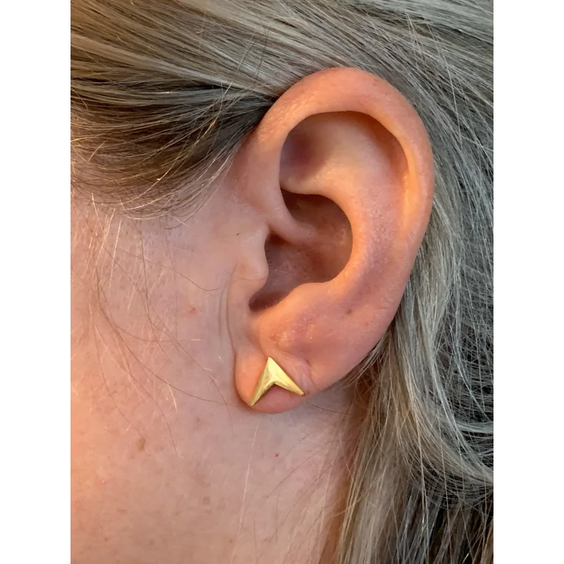 Een vrouw met een paar gouden oorpiercings