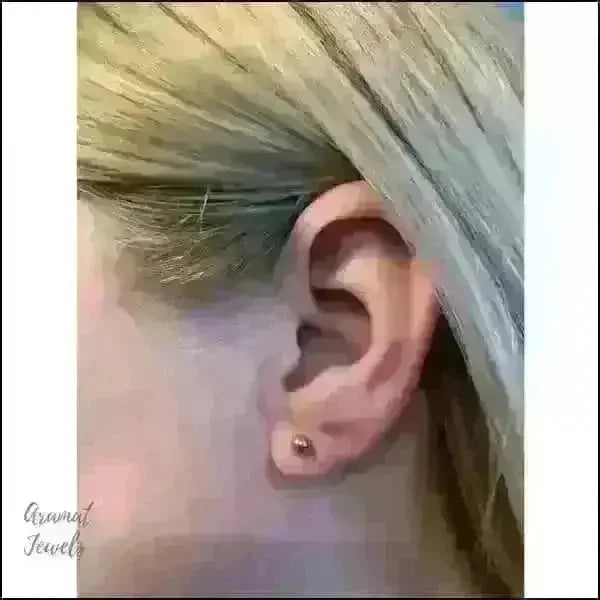 Een vrouw met blond haar en een piercing