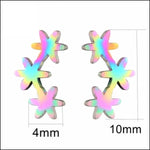 Een paar vlindervormige regenboogkleurige metalen oorbellen