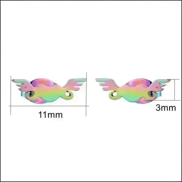 Regenboogkleurige gevleugelde oorbellen met mintgroene accenten.