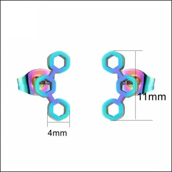 Een paar blauwe en roze metalen oorbellen