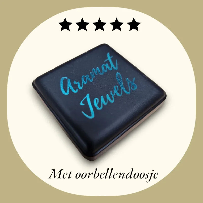 Zwart vierkant doosje met ’Aramut Jewels’ geschreven in blauwe cursieve tekst op de bovenkant.