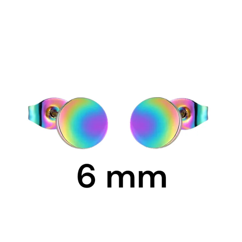 Paar iriserende regenboogkleurige ronde oorbellen met een label van 6 mm groot.