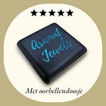 Zwart vierkant doosje met ’Aramat Jewels’ geschreven in blauwe cursieve tekst op de bovenkant.