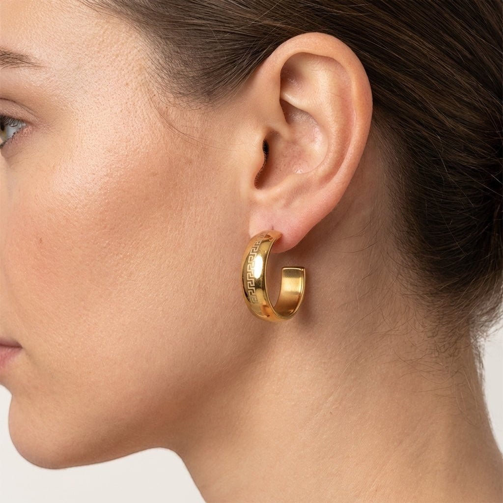 Oorbellen – 22mm Half - Hoop Grieks Motief RVS Goudkleur Dame - Aramat Jewels - Oorringen - cadeautip