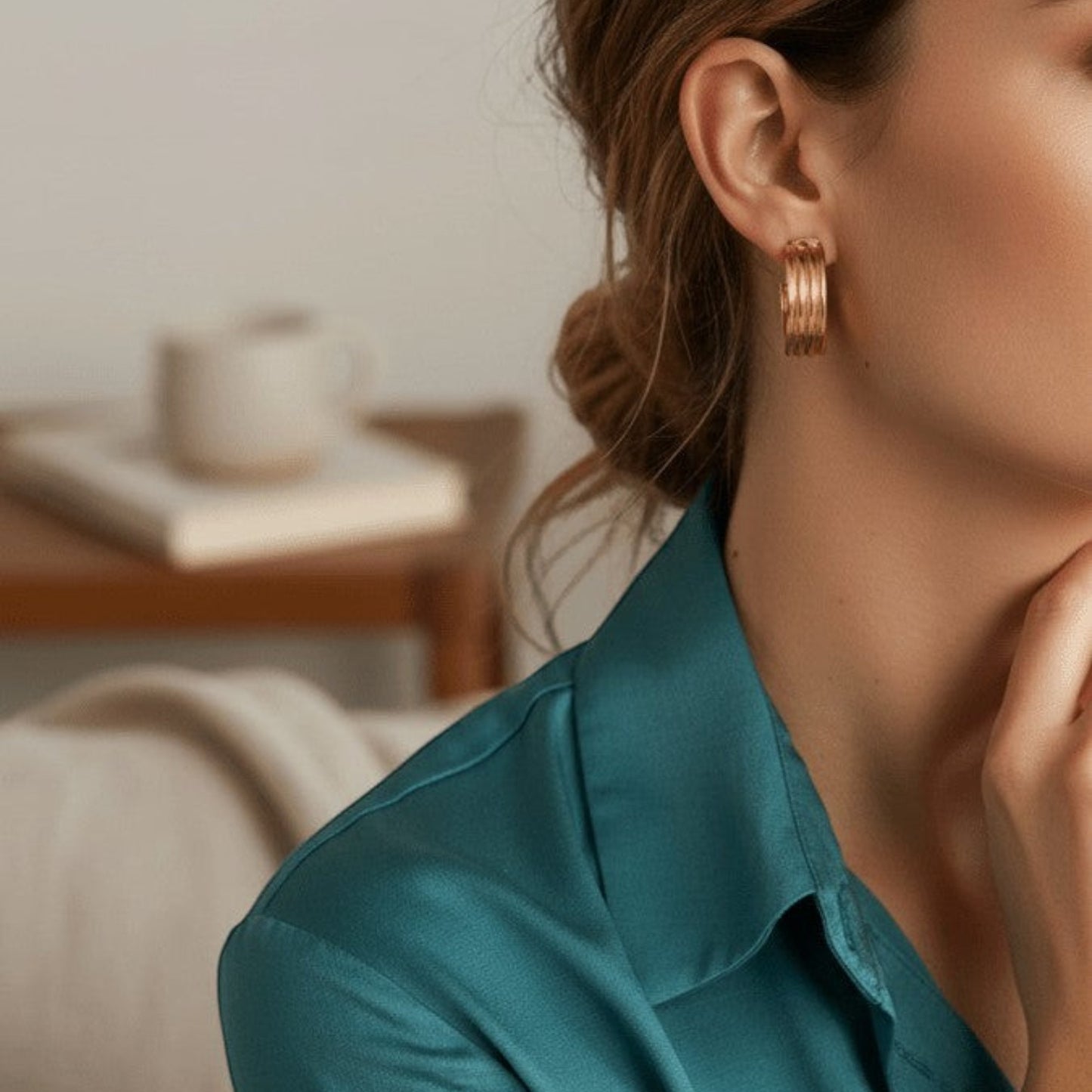 Oorbellen – 23mm Half - Hoop Streeprelief RVS Goudkleur Dames - Aramat Jewels - Oorringen - cadeautip