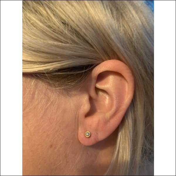 Vrouw Met Kleine Oorpiercing Draagt Goudkleurige Parel Oorbellen 4mm