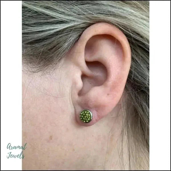 Vrouw Draagt Groene Stud Met Kleine Groene Bloem - Druzy Oorbellen Zweerknopjes Kristal