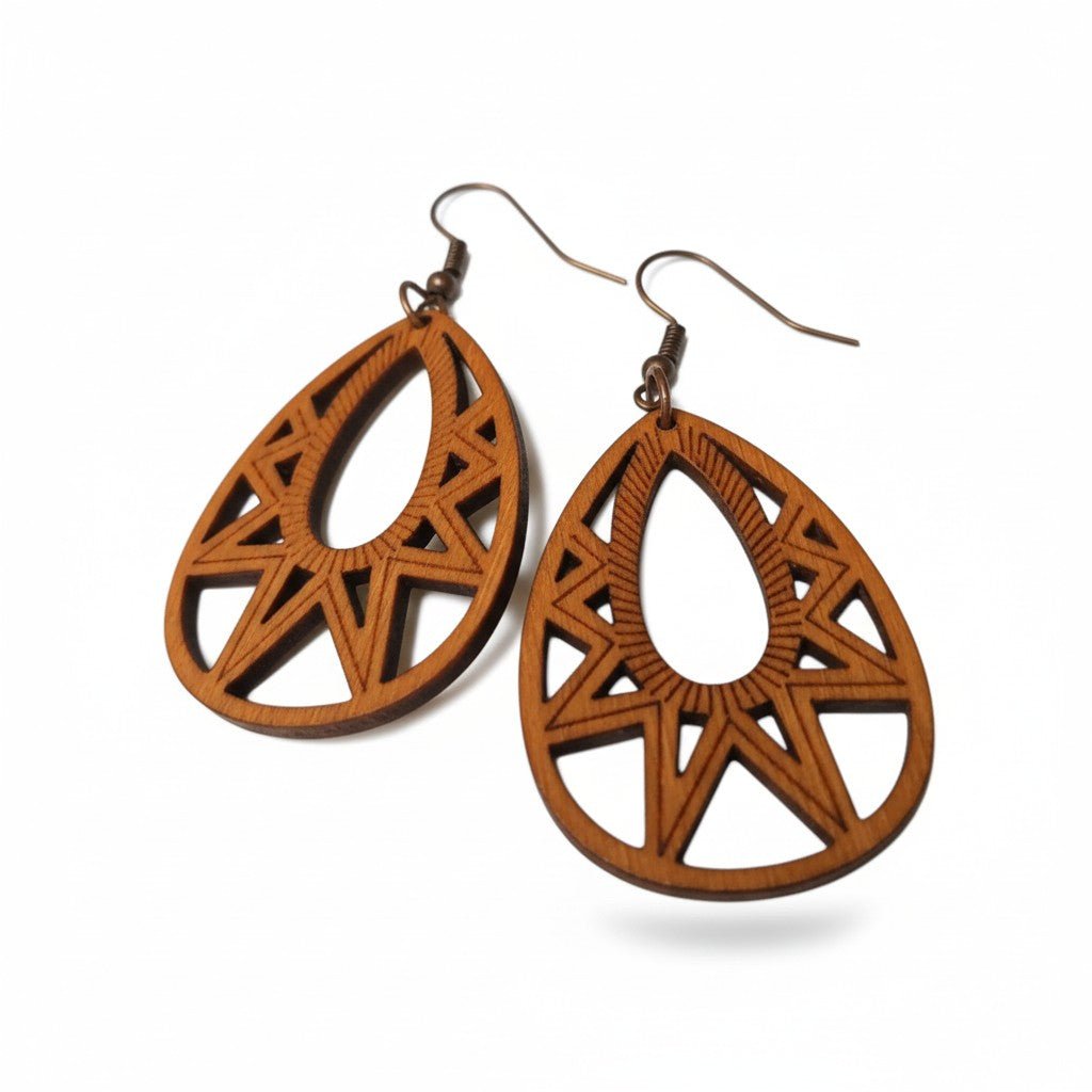 Oorbellen – Elegante Houten Oorhangers Druppelvorm Bruin Opgewerkt Motief Dames - Aramat Jewels - Oorhangers - cadeautip