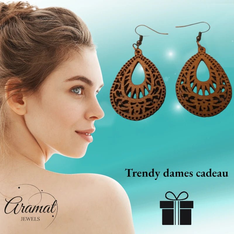 Oorbellen – Elegante Houten Oorhangers Druppelvorm Bruin Uitgewerkt Motief Dames - Aramat Jewels - Oorhangers - cadeautip