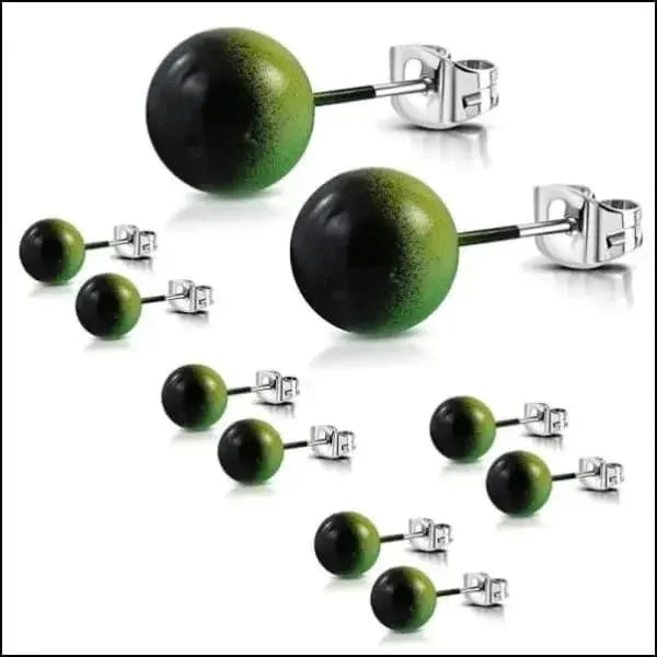 Set Van Vier Zwarte En Groene Ballen In Bolletjes Oorstekers Acryl Staal.