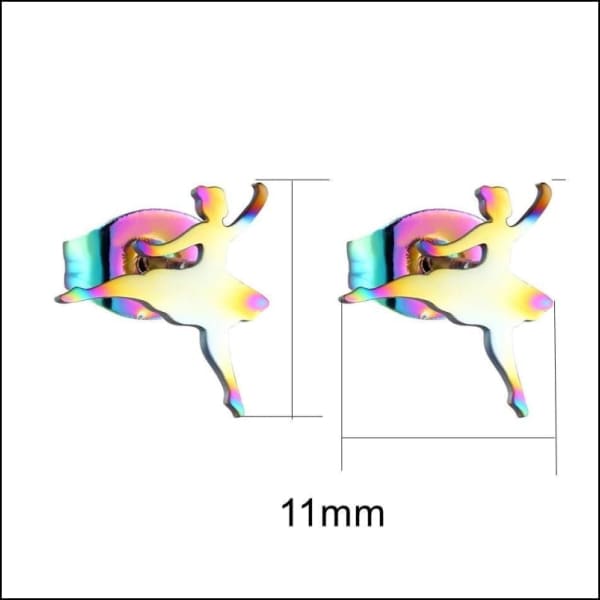 Een paar oorbellen met een regenboogkleurig ontwerp