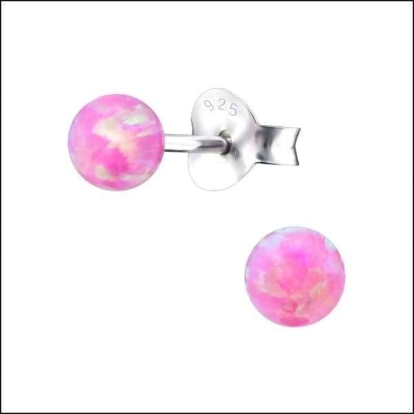 Zilveren Opaal Oorbellen Op Witte Achtergrond Met Roze En Wit Gemarmerde Ballen.