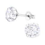 Ronde Kristal Oorbellen With Diamond Earrings On White Background