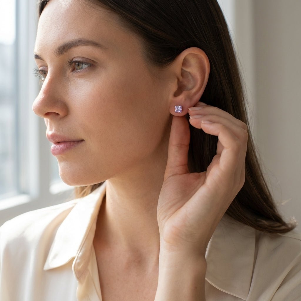 Oorbellen – RVS Goudkleur met Lila Vierkante Zirkonia (4mm) - Aramat Jewels - Oorbellen - cadeautip