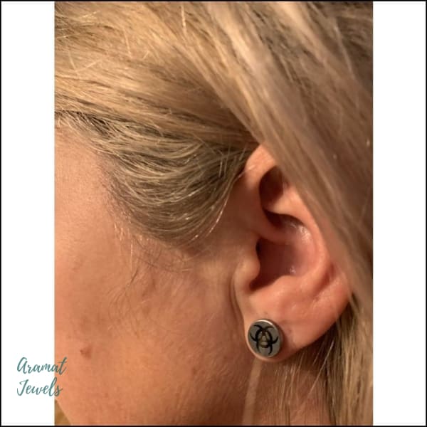 Vrouw Met Kleine Oorbel Piercing Van Stalen Ronde Oorstekers Van Aramat Jewels®