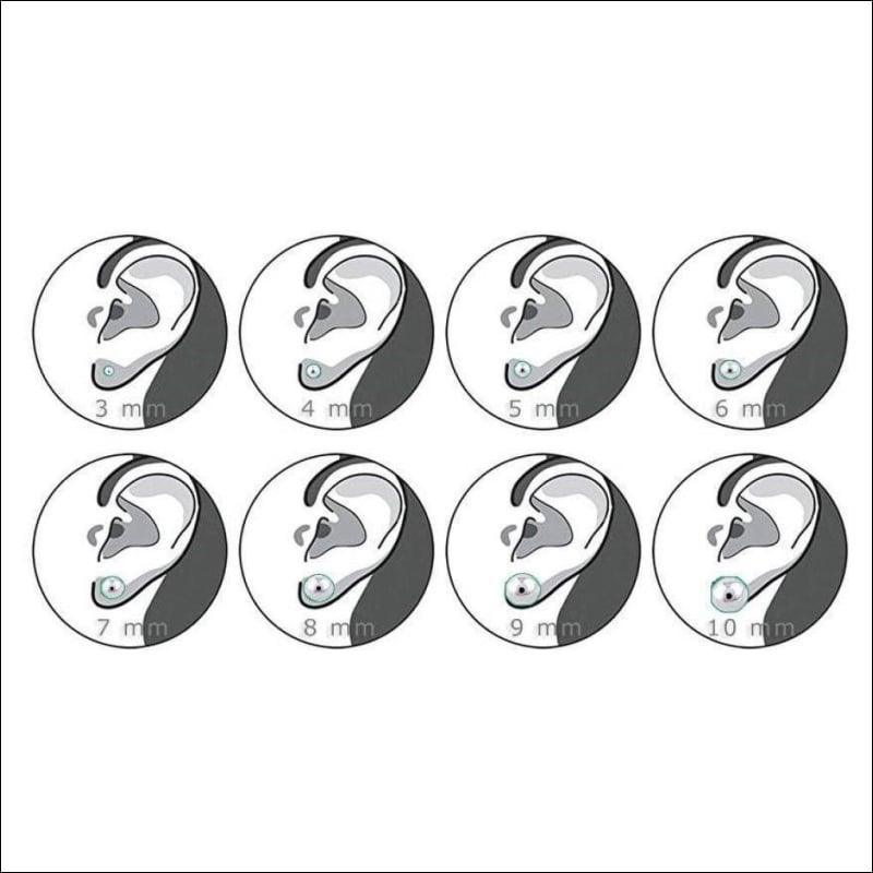 Zilveren Oorbellen Set Met 6 Knopjes Op Een Witte Achtergrond