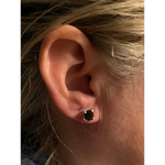 Zilveren Oorbellen Vierkant Zirkonia 6mm Met Zwarte Oorpiercing.