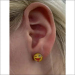 Vrouw Met Gele Smiley Face Oorsteker Van Acryl En Staal 9mm