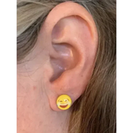 Vrolijke Vrouw Draagt Een Gele Emoticon Oorsteker Van Acryl En Staal 9mm.