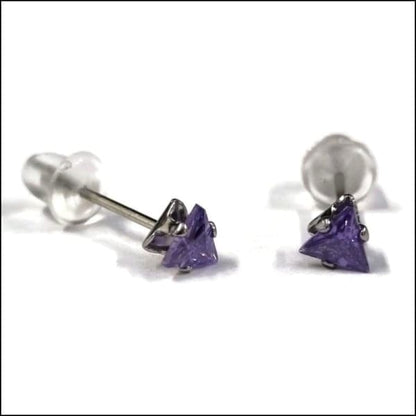 Paar Paarse Kristallen Oorbellen Op Witte Achtergrond Met Zilveren Stekers - Zweerknopjes Zirkonia Oorbellen