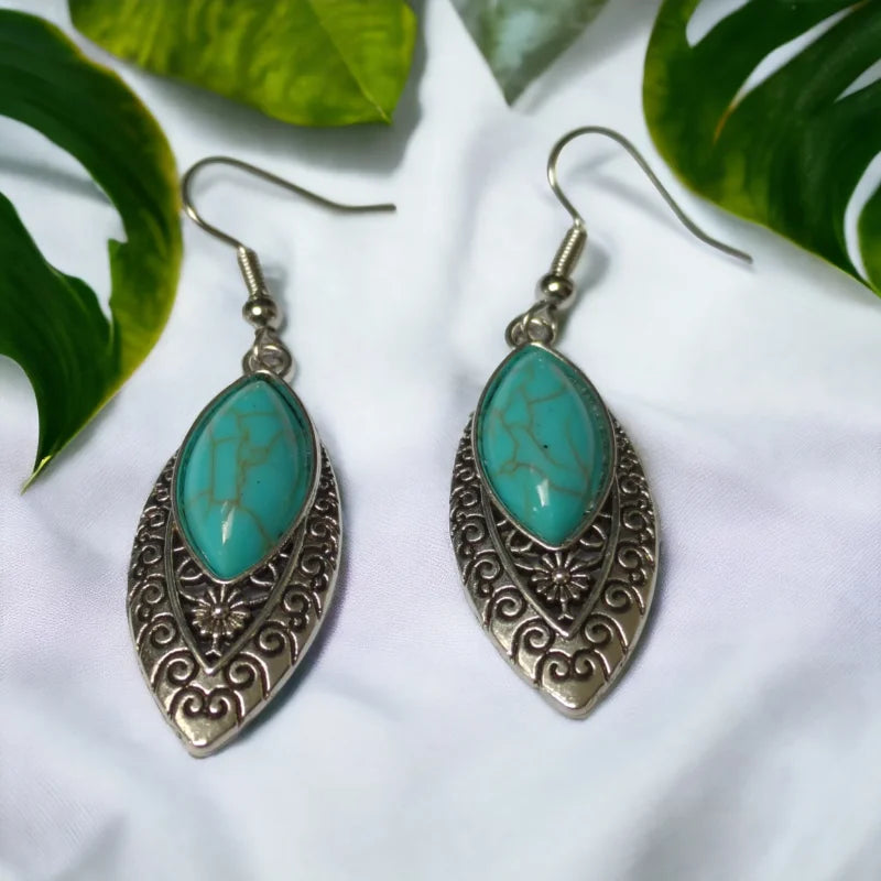 Close-up Van Bohemien Turquoise Gemarmerde Oorhangers Met Turkoois Steen